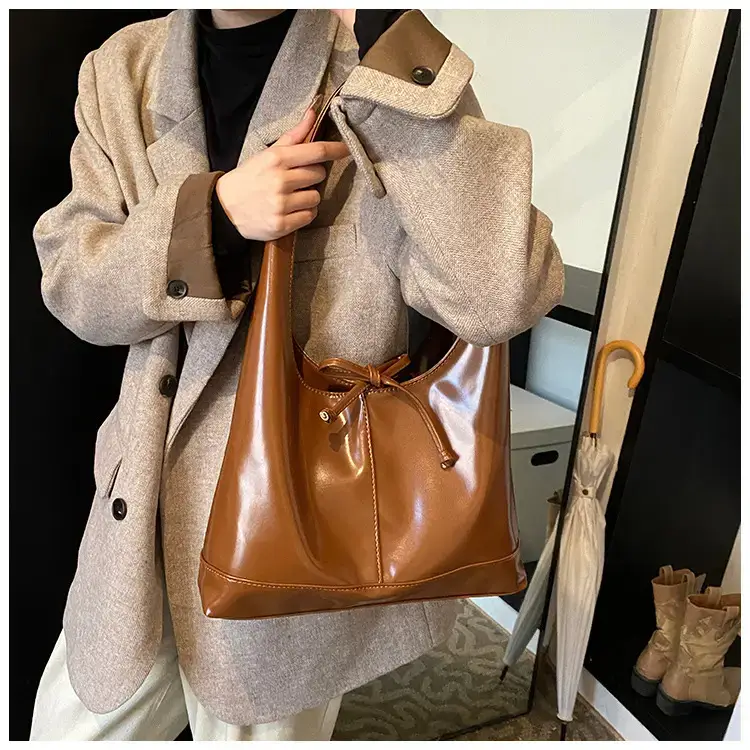 Women's 2024 Winter Leather Shoulder Bag Brown Large Capacity — feature 7