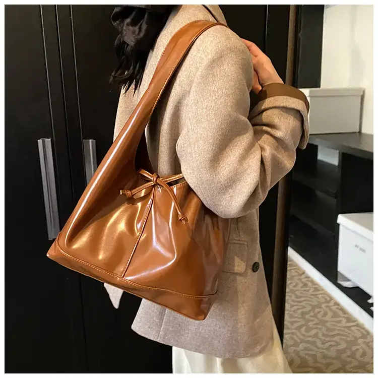 Women's 2024 Winter Leather Shoulder Bag Brown Large Capacity — feature 8