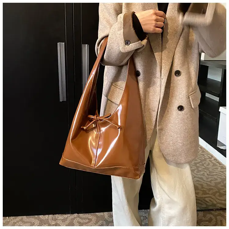Women's 2024 Winter Leather Shoulder Bag Brown Large Capacity — feature 9