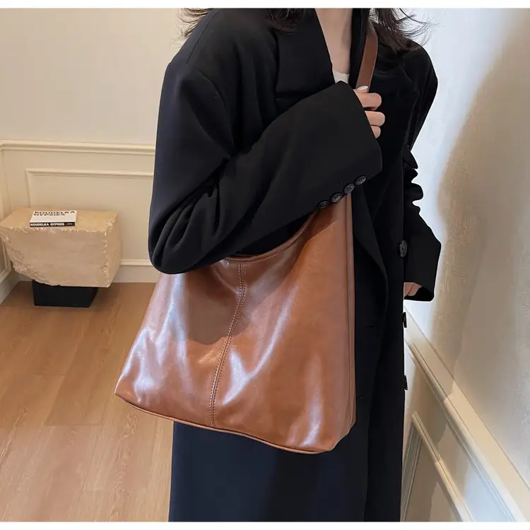 Black Leather Crossbody Bag for Women Large Capacity — feature 12
