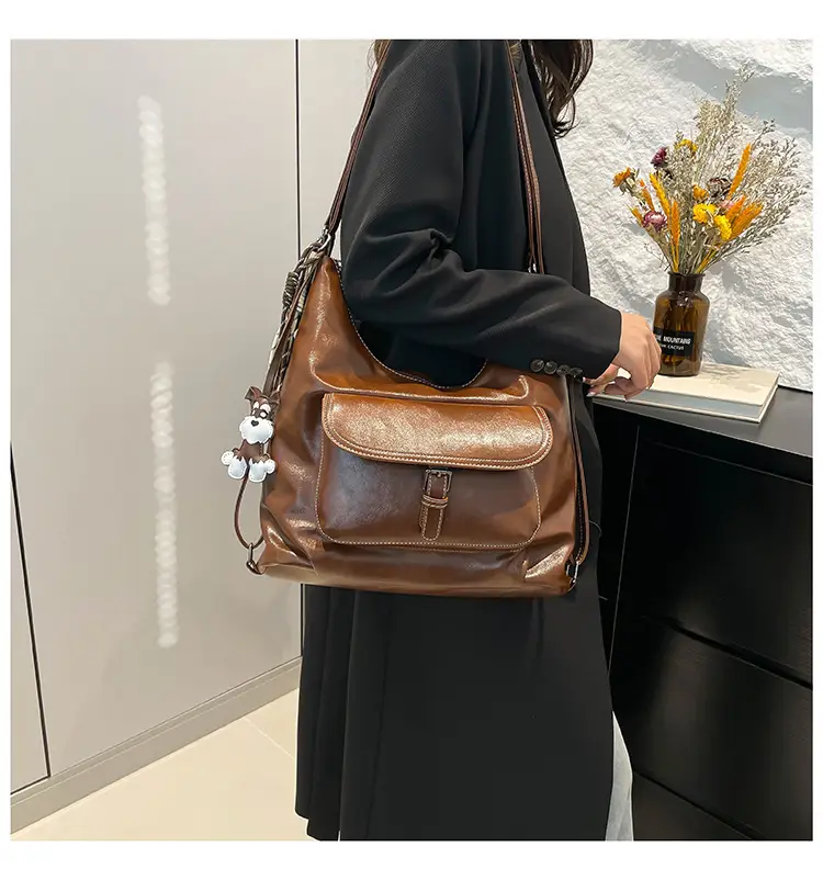 Women's Retro Brown Leather Shoulder Bag Large Capacity Winter 2024 — feature 17