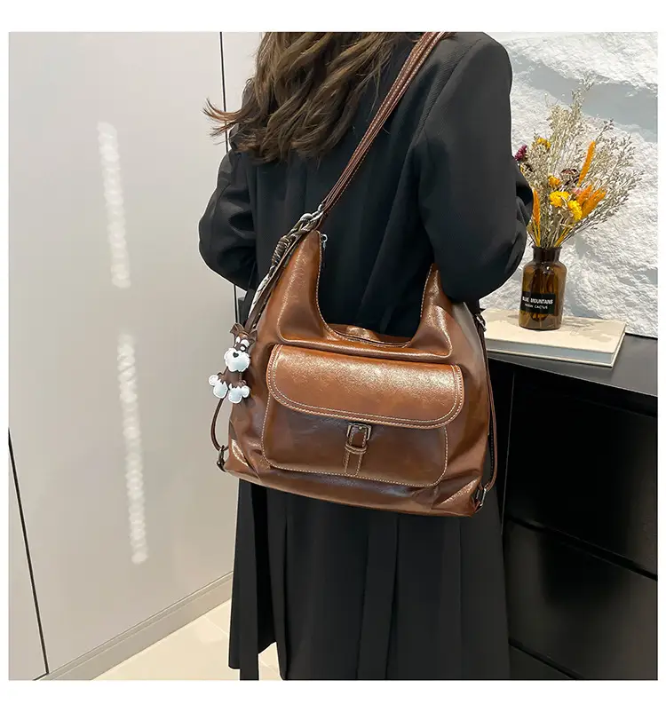 Women's Retro Brown Leather Shoulder Bag Large Capacity Winter 2024 — feature 18