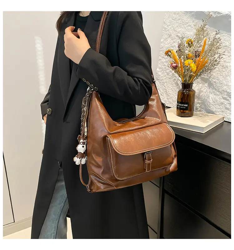 Women's Retro Brown Leather Shoulder Bag Large Capacity Winter 2024 — feature 19