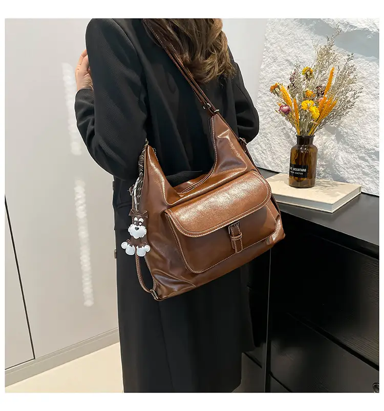 Women's Retro Brown Leather Shoulder Bag Large Capacity Winter 2024 — feature 20