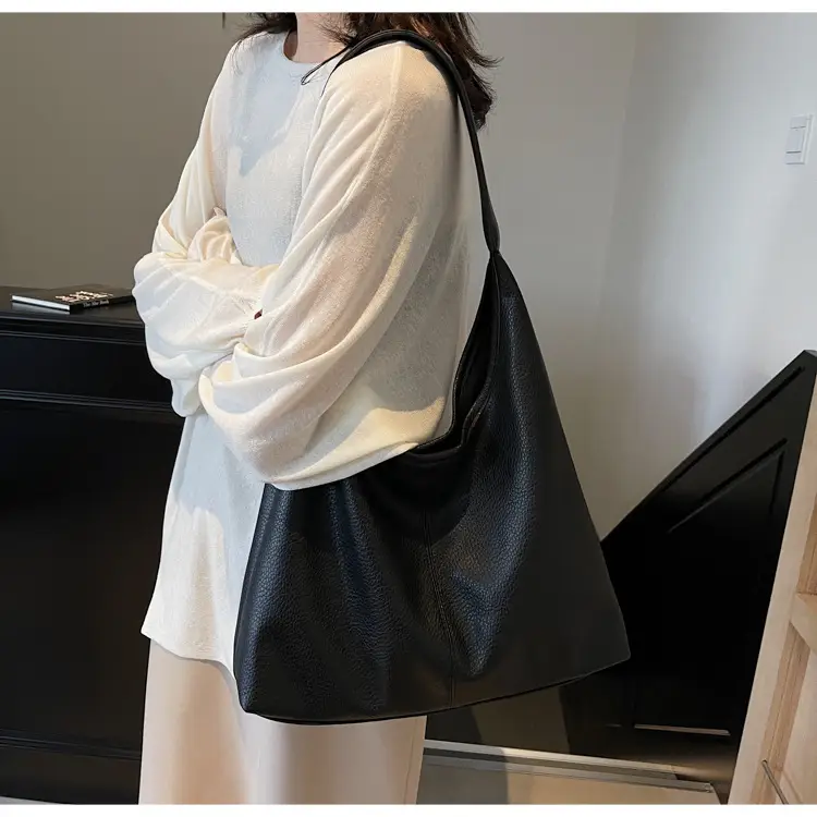 Women's Black Leather Shoulder Bag Large Capacity Fashionable Tote