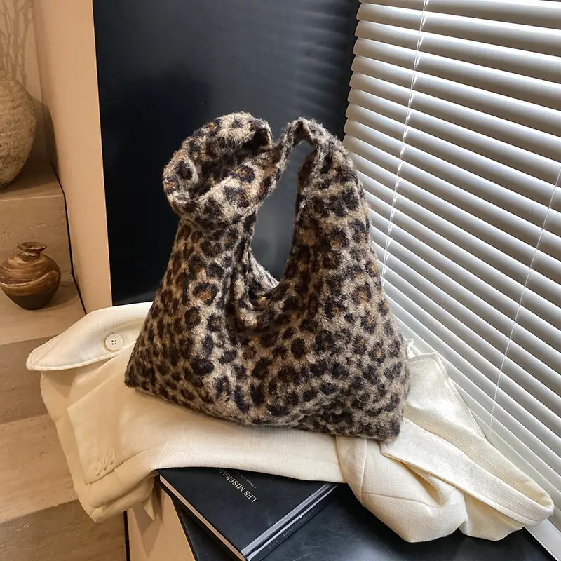 Leopard Print Shoulder Bag for Women Large Capacity Commuter Bag — feature 4