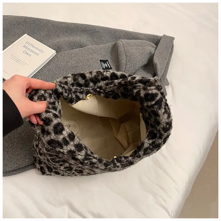 Leopard Print Shoulder Bag for Women Large Capacity Commuter Bag — feature 43