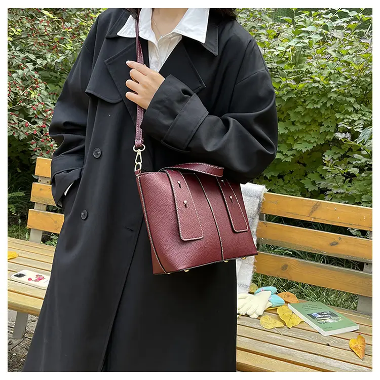 Women's Vintage Black Leather Shoulder Bag 2024 Winter — feature 10