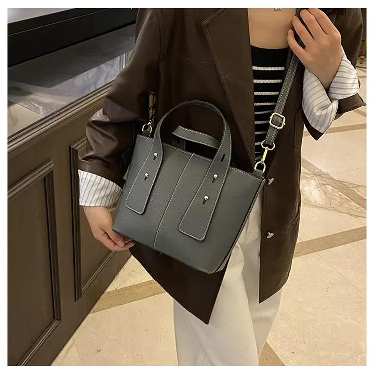 Women's Vintage Black Leather Shoulder Bag 2024 Winter — feature 7