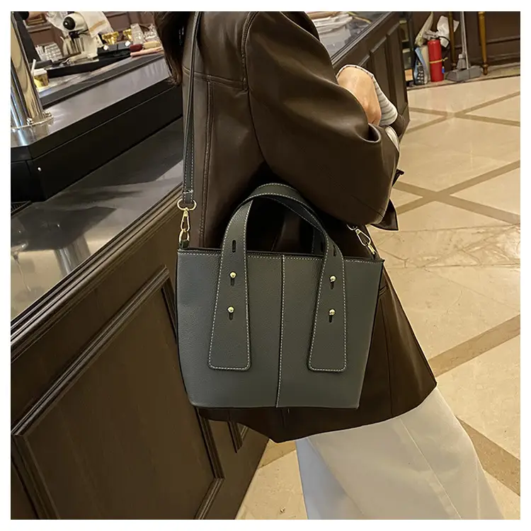 Women's Vintage Black Leather Shoulder Bag 2024 Winter — feature 8