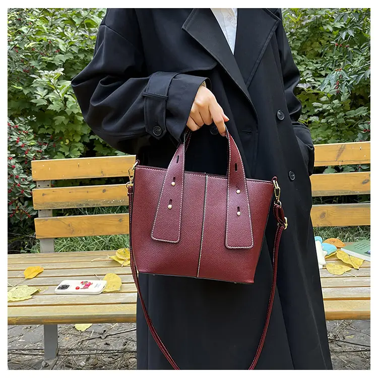 Women's Vintage Black Leather Shoulder Bag 2024 Winter — feature 9