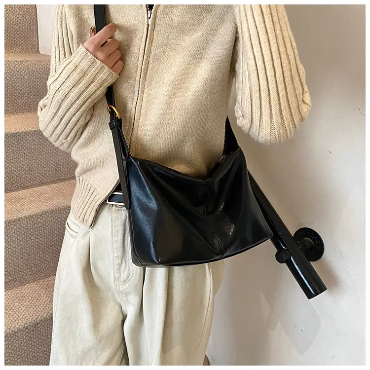 Large Capacity Women's Brown Shoulder Bag for Autumn Winter 2024 — feature 17