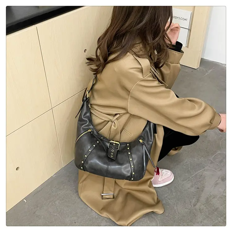 Black Retro Shoulder Bag Women Large Capacity 2025 — feature 45