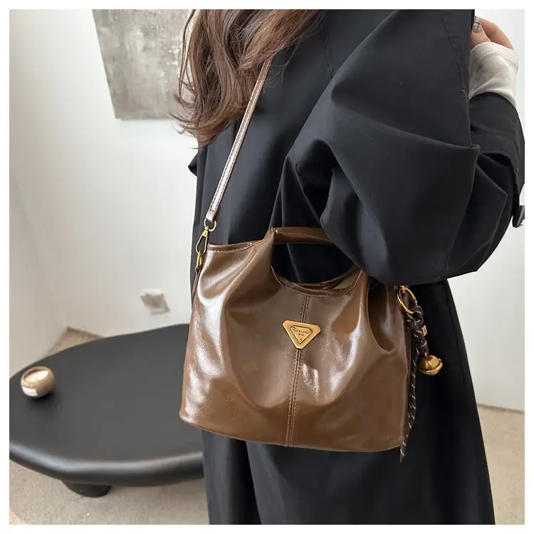 Women's Red Leather Bucket Bag 2024 Winter New — feature 11