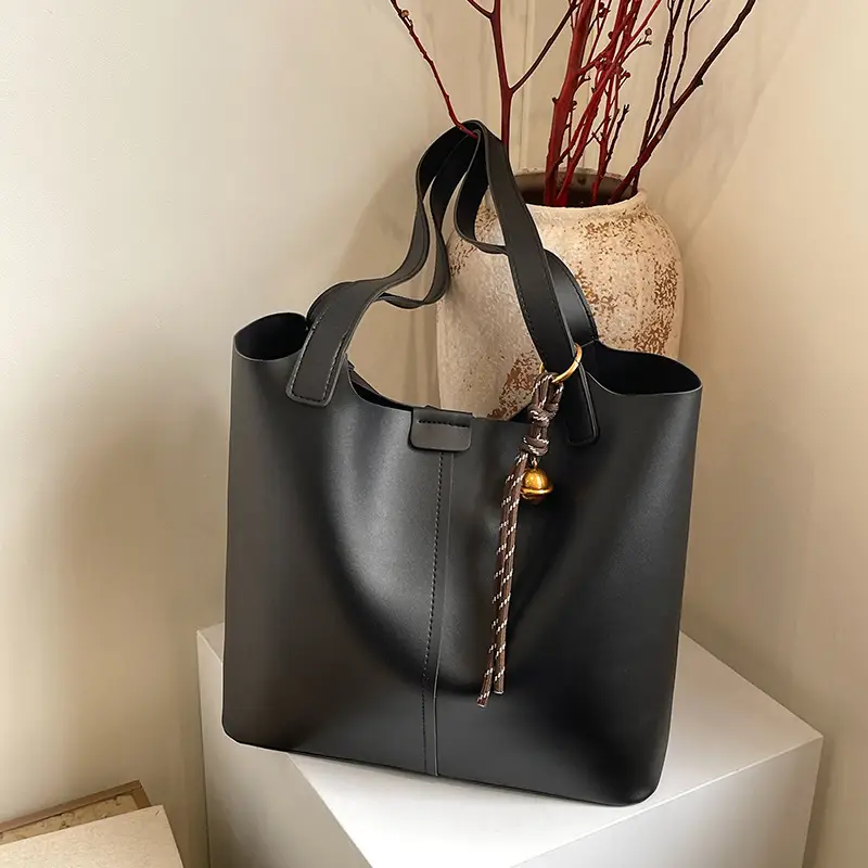 Black Leather Large Capacity Women's Tote Bag - Image 4