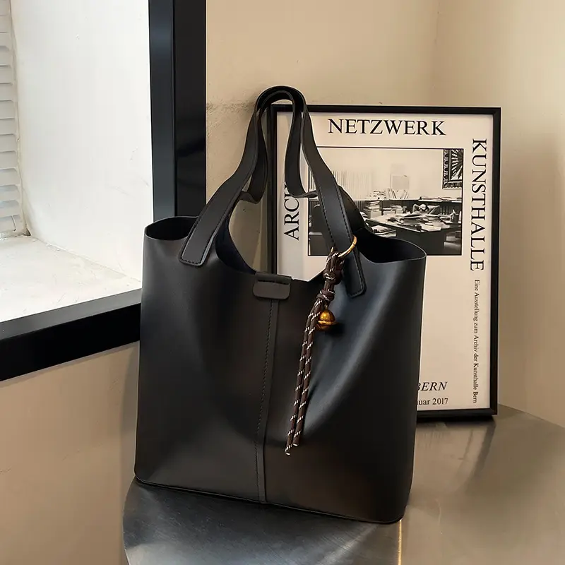 Black Leather Large Capacity Women's Tote Bag - Image 6