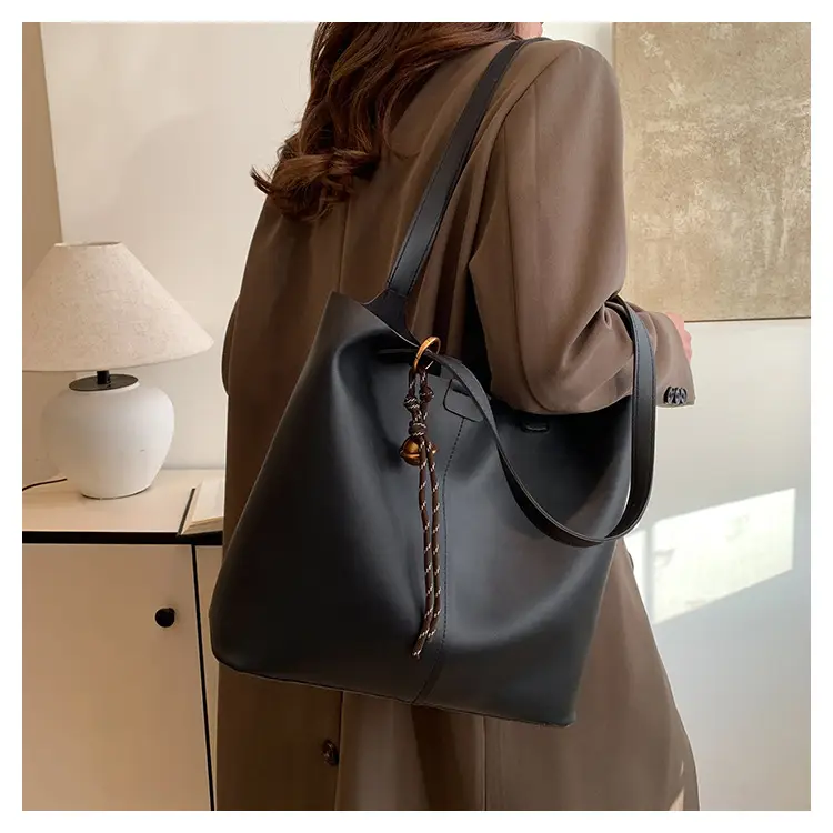 Black Leather Large Capacity Women's Tote Bag — feature 16