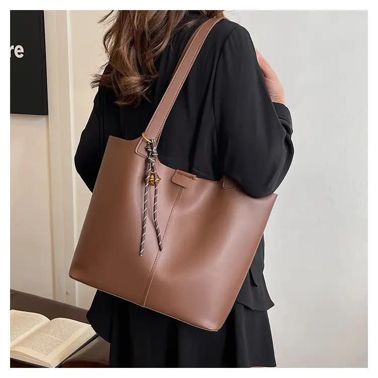 Black Leather Large Capacity Women's Tote Bag — feature 9