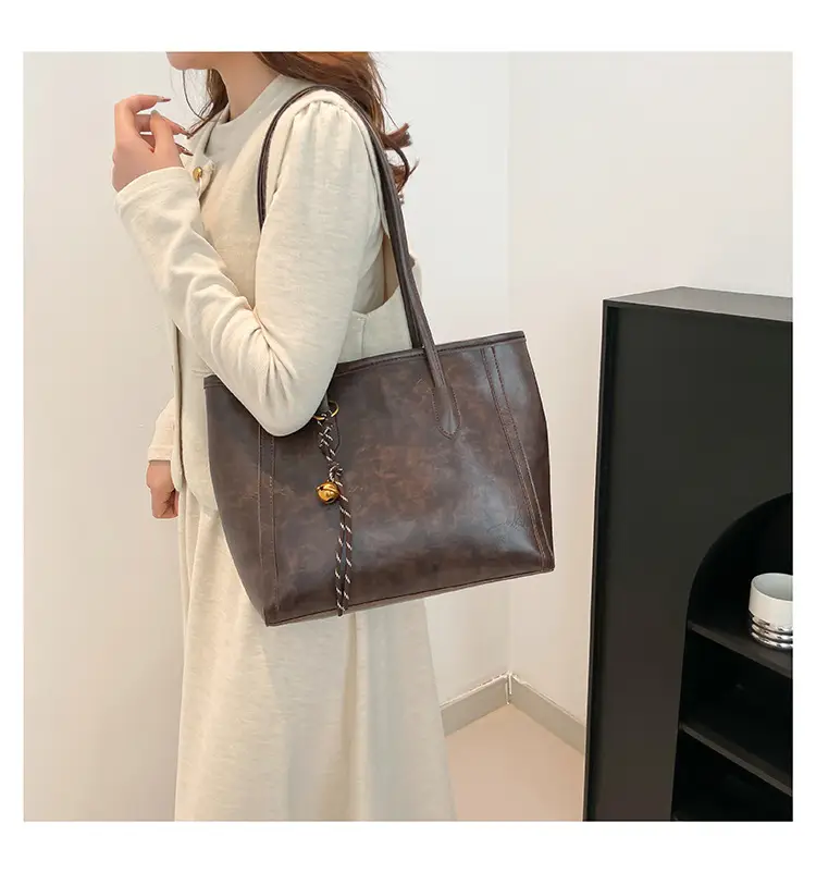 Women's Large Capacity Black Leather Tote Bag — feature 14