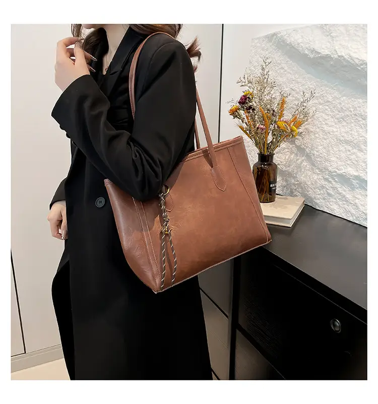 Women's Large Capacity Black Leather Tote Bag — feature 8