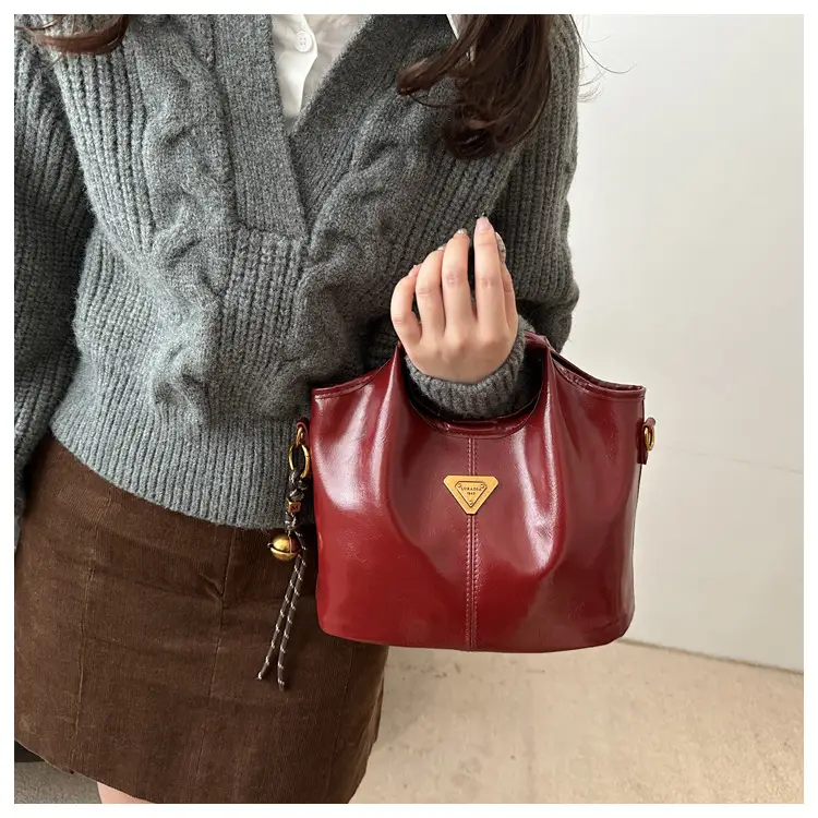 Vintage Black Leather Shoulder Bag for Women 2024 — feature 10