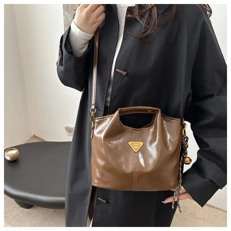 Vintage Black Leather Shoulder Bag for Women 2024 — feature 12