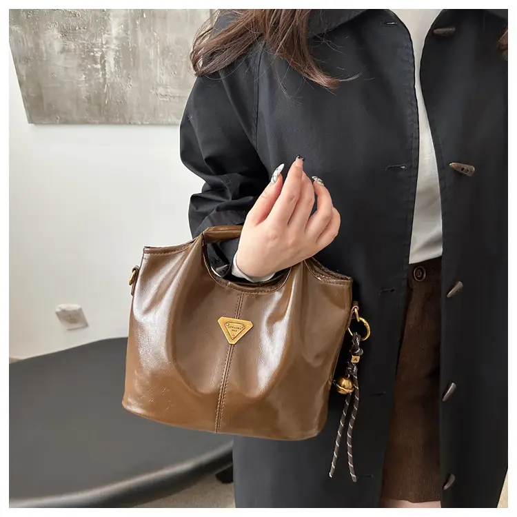Vintage Black Leather Shoulder Bag for Women 2024 — feature 13
