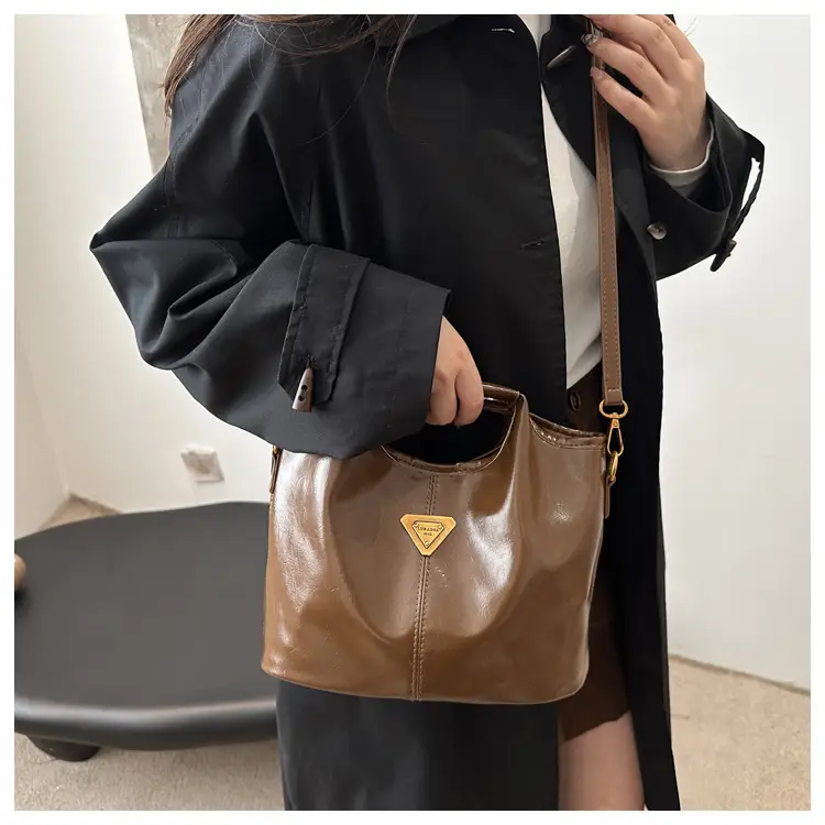 Vintage Black Leather Shoulder Bag for Women 2024 — feature 14