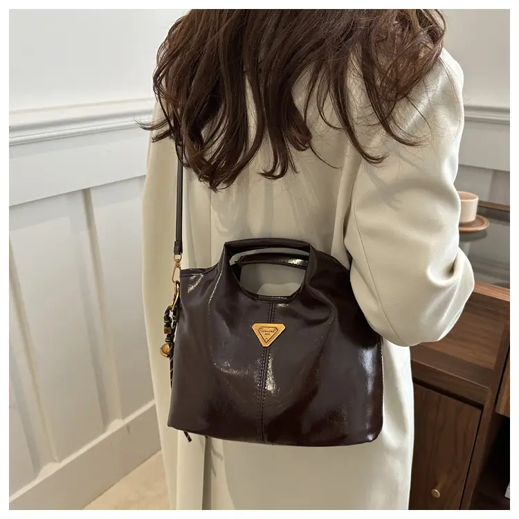 Vintage Black Leather Shoulder Bag for Women 2024 — feature 16