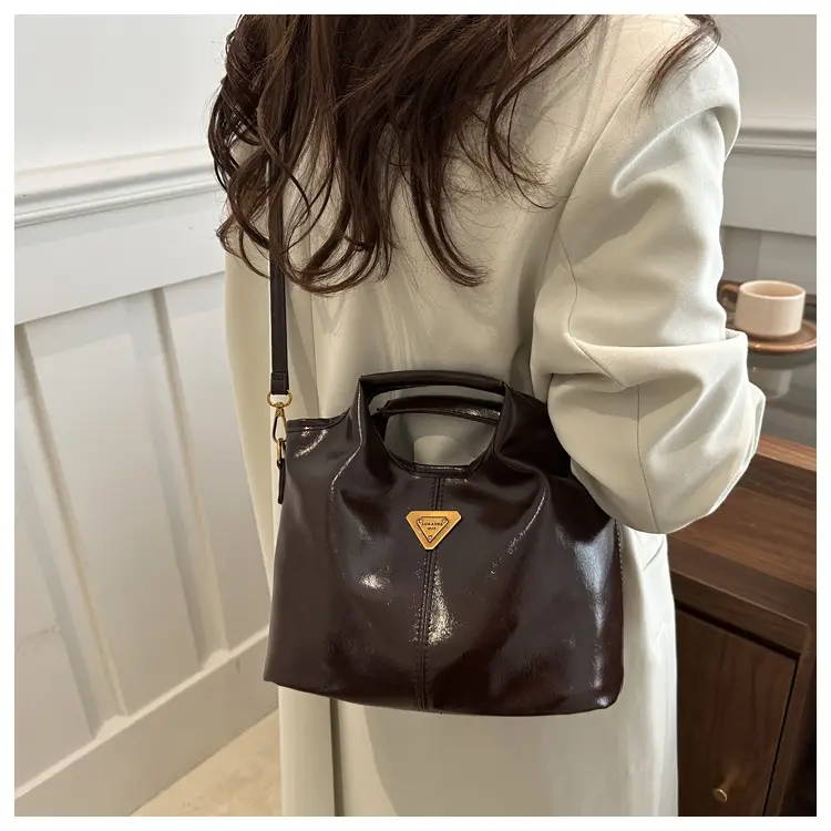 Vintage Black Leather Shoulder Bag for Women 2024 — feature 17