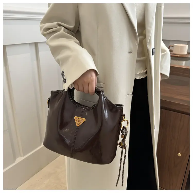 Vintage Black Leather Shoulder Bag for Women 2024 — feature 18