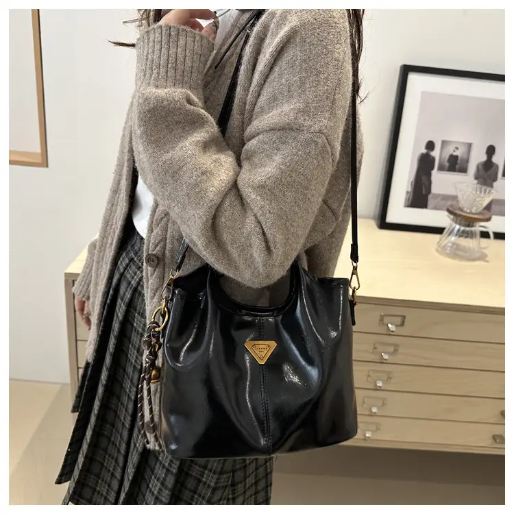 Vintage Black Leather Shoulder Bag for Women 2024 — feature 19