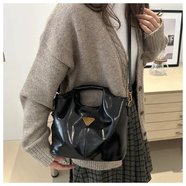 Vintage Black Leather Shoulder Bag for Women 2024 — feature 20