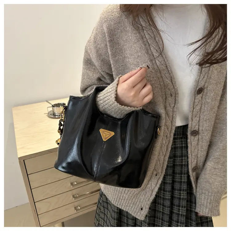 Vintage Black Leather Shoulder Bag for Women 2024 — feature 21