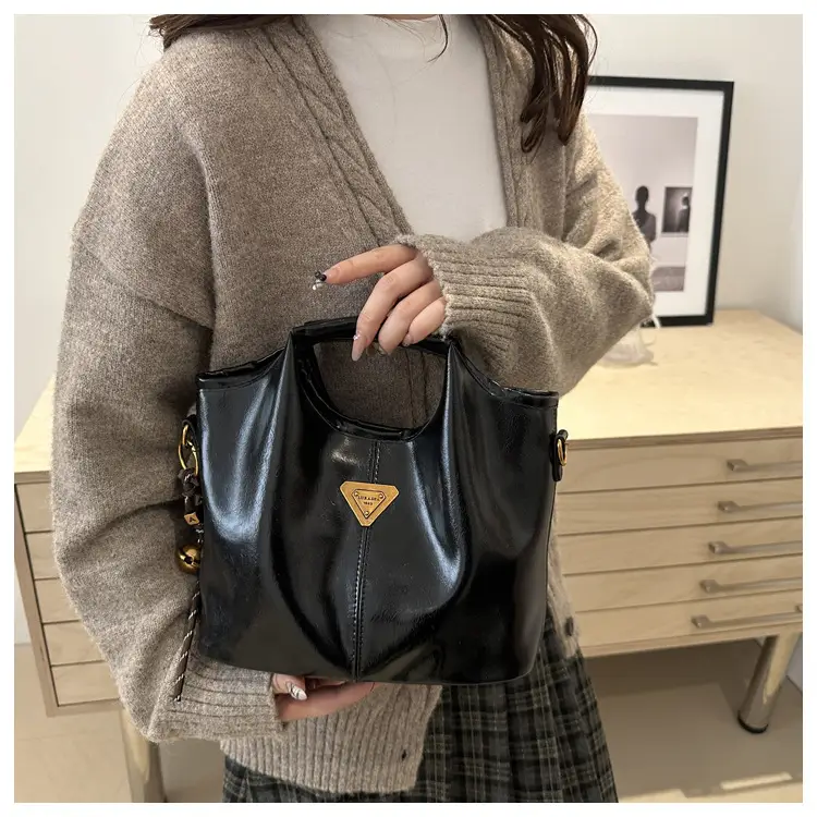 Vintage Black Leather Shoulder Bag for Women 2024 — feature 22