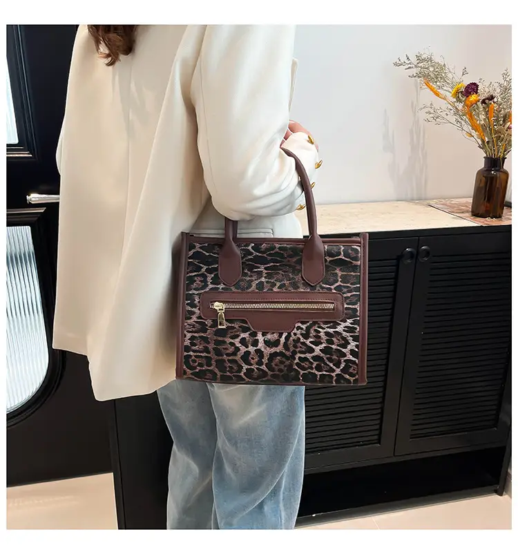 Leopard Print Women's Tote Bag Winter 2024 — feature 12