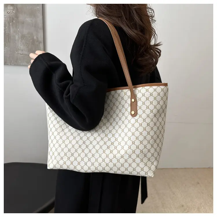 Women's Large Capacity Tote Bag Brown Monogram Pattern — feature 12