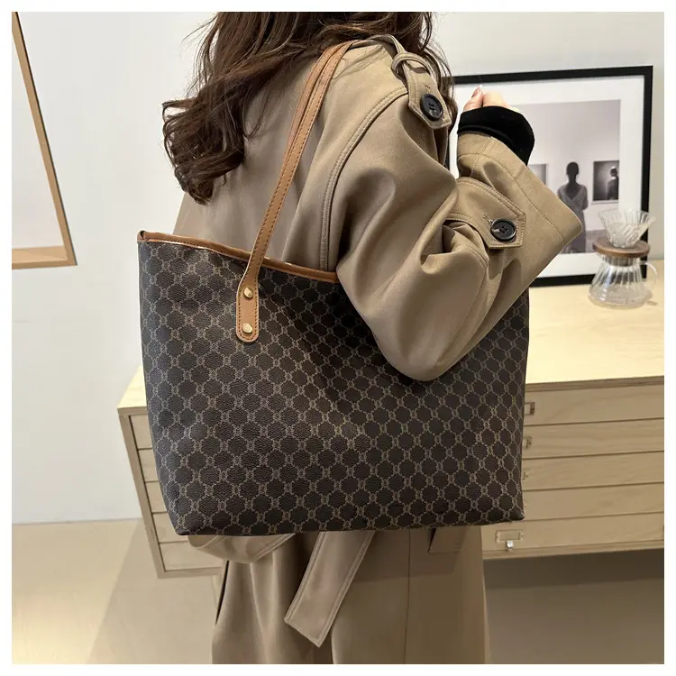 Women's Large Capacity Tote Bag Brown Monogram Pattern — feature 14