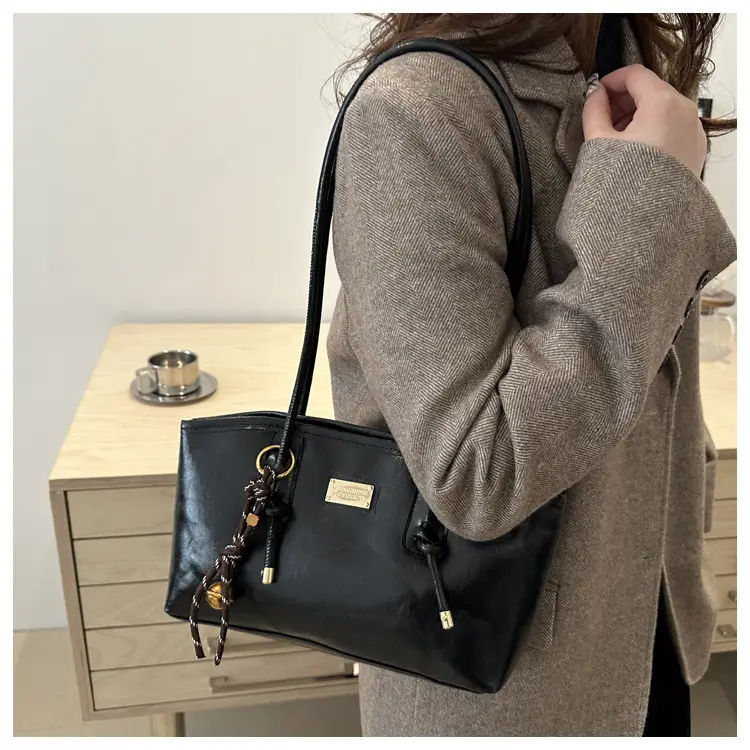 2024 Winter Women's Brown Leather Commuter Bag — feature 15
