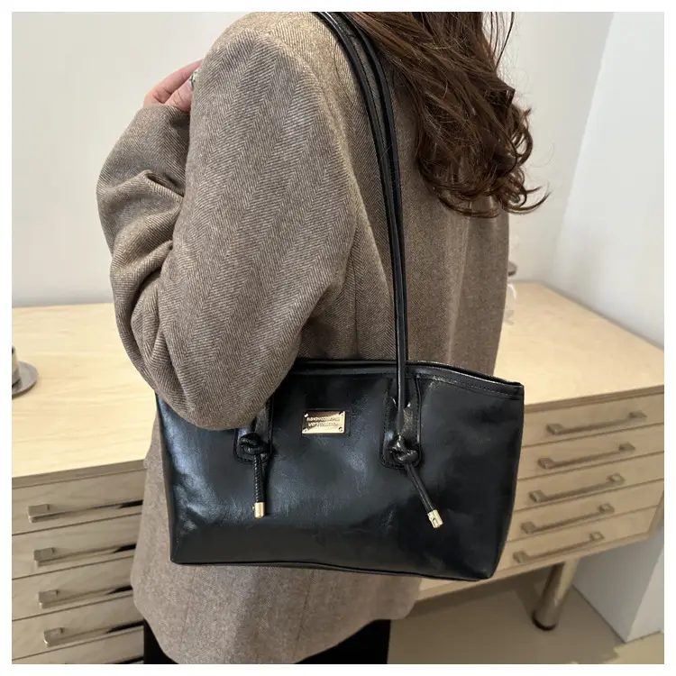 2024 Winter Women's Brown Leather Commuter Bag — feature 16