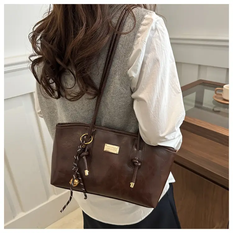 Women's Red Leather Shoulder Bag with Gold Plated Handle — feature 15