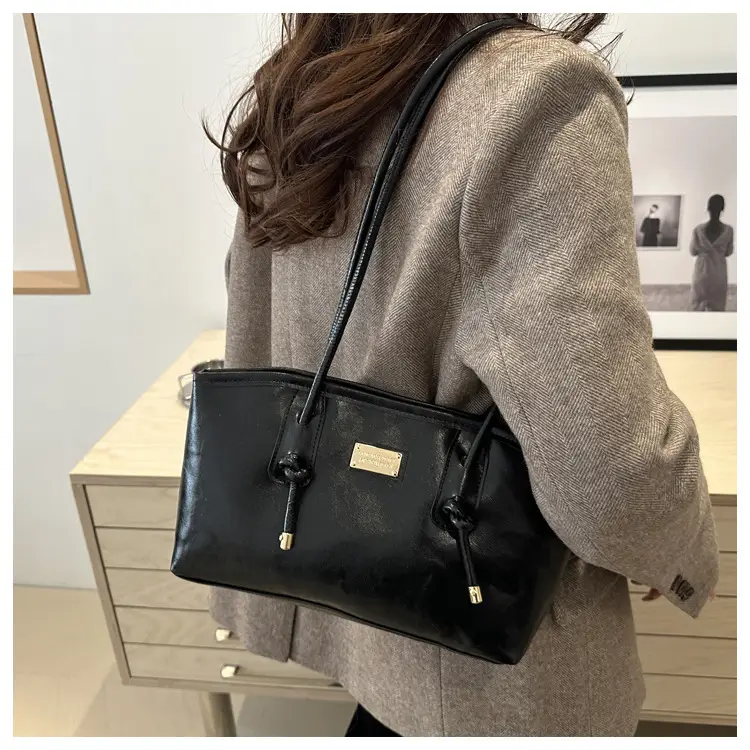 Women's Red Leather Shoulder Bag with Gold Plated Handle — feature 18