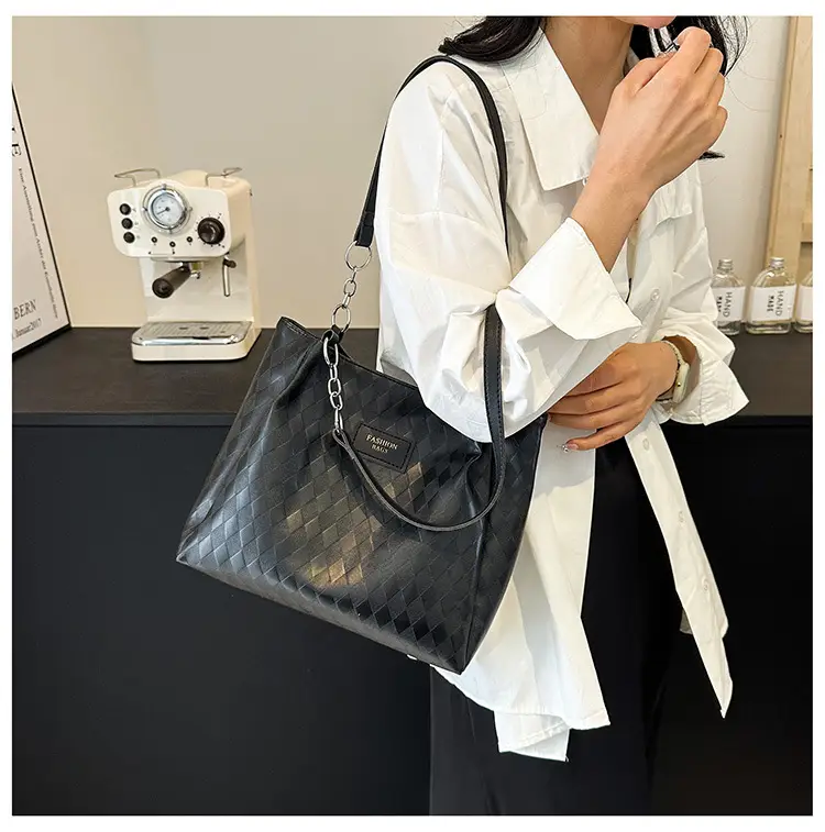 Large Capacity Black Textured Shoulder Bag for Women - Image 5