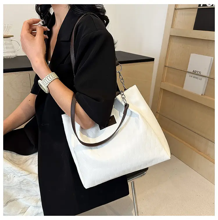 Large Capacity Black Textured Shoulder Bag for Women - Image 6