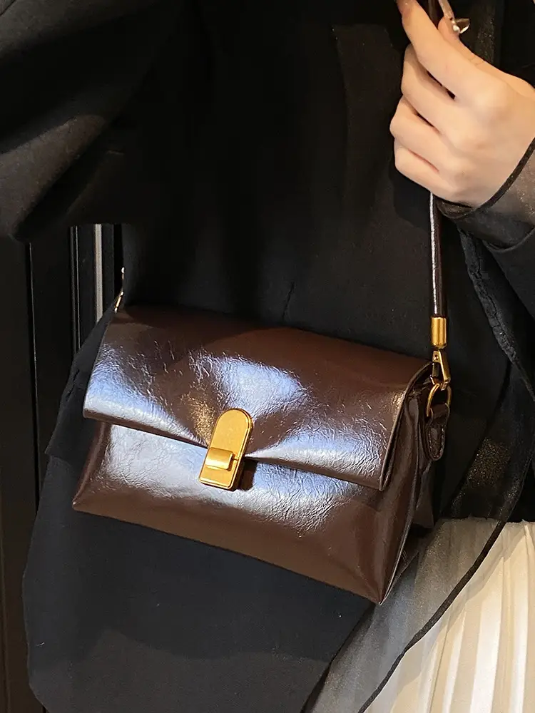 Red Vintage Ladies Shoulder Bag with Gold Plated Clasp - Image 9