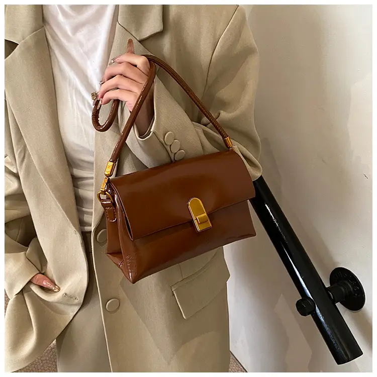 Red Vintage Ladies Shoulder Bag with Gold Plated Clasp — feature 27