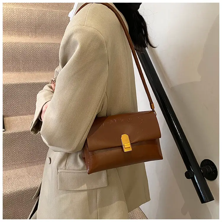 Red Vintage Ladies Shoulder Bag with Gold Plated Clasp — feature 28