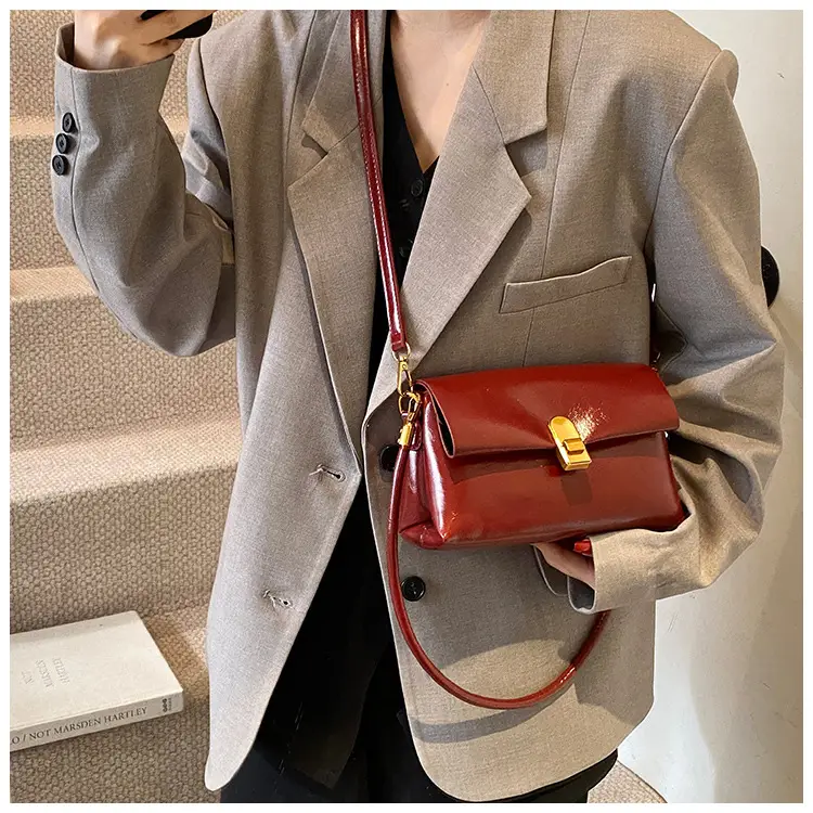 Red Vintage Ladies Shoulder Bag with Gold Plated Clasp — feature 30