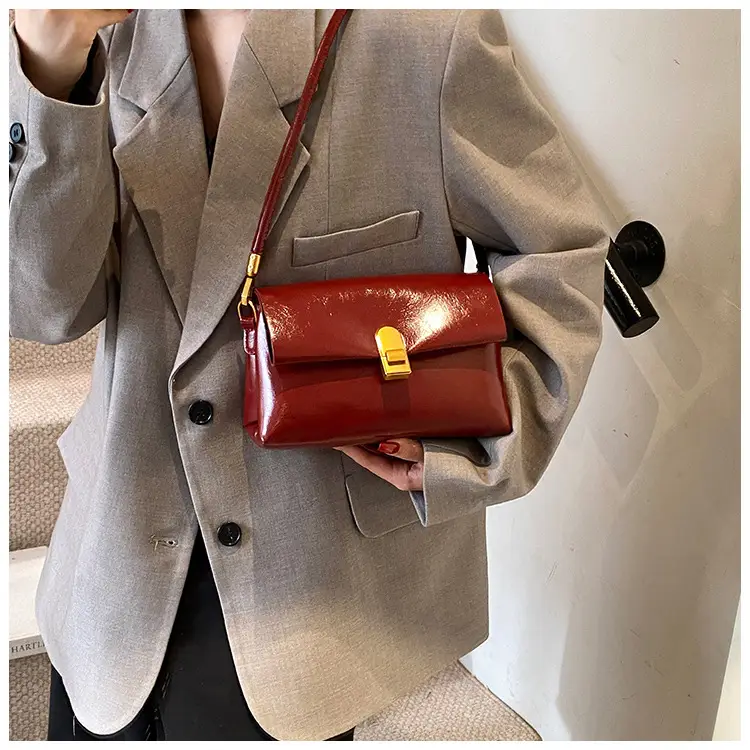 Red Vintage Ladies Shoulder Bag with Gold Plated Clasp — feature 32