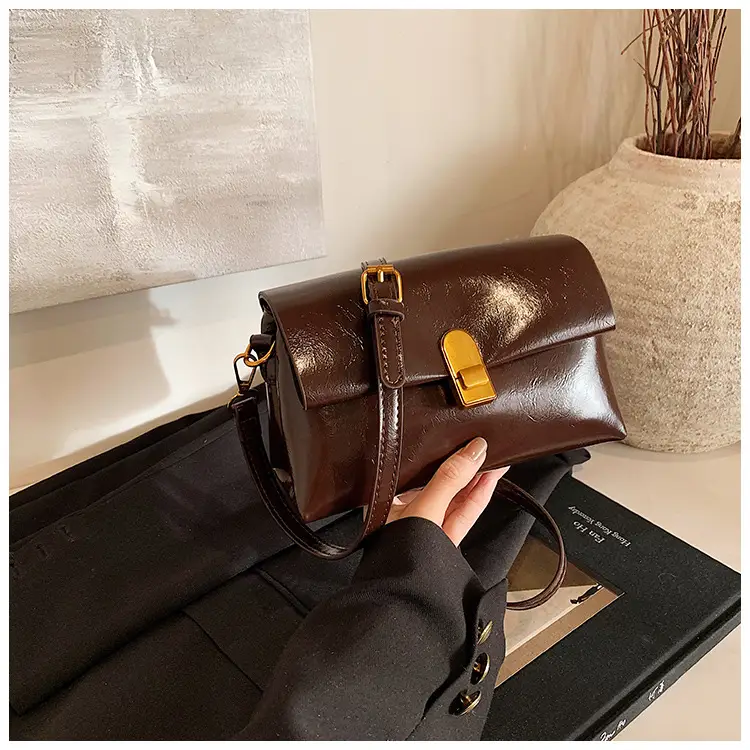 Red Vintage Ladies Shoulder Bag with Gold Plated Clasp — feature 33